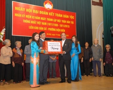 Вице-премьер СРВ Нгуен Суан Фук принял участие в Празднике всенародного единства - ảnh 1